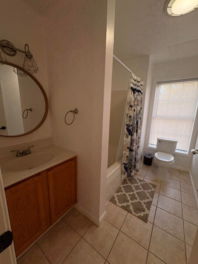 Building Photo - 17 Zabriskie St