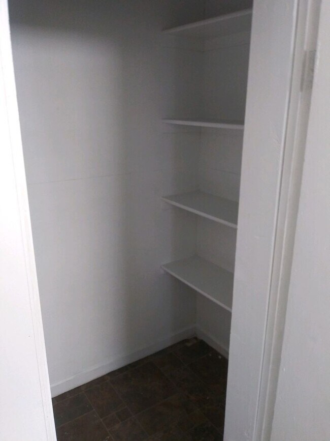 Building Photo - 1024 W 5th St