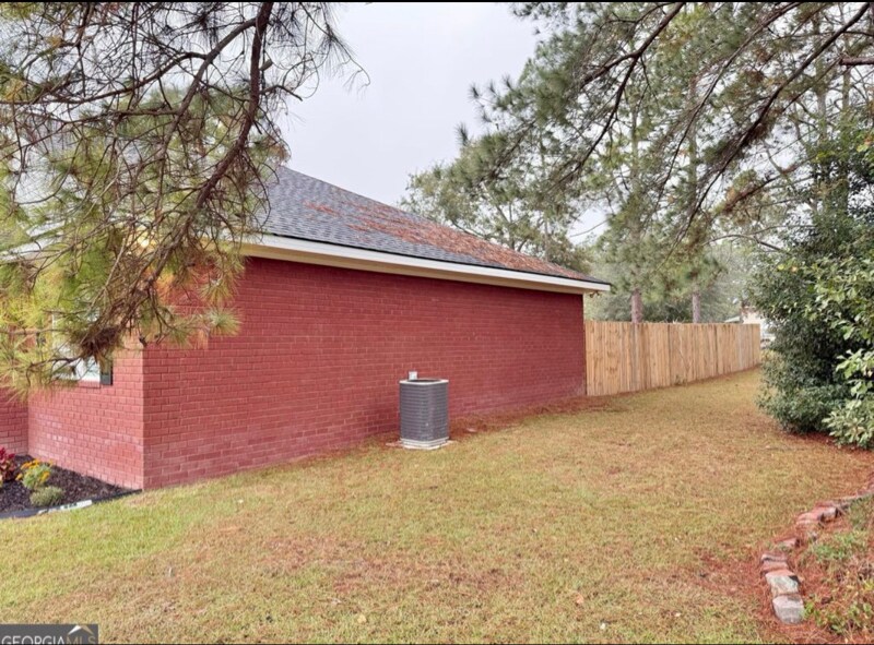 Building Photo - 206 Willow Dr