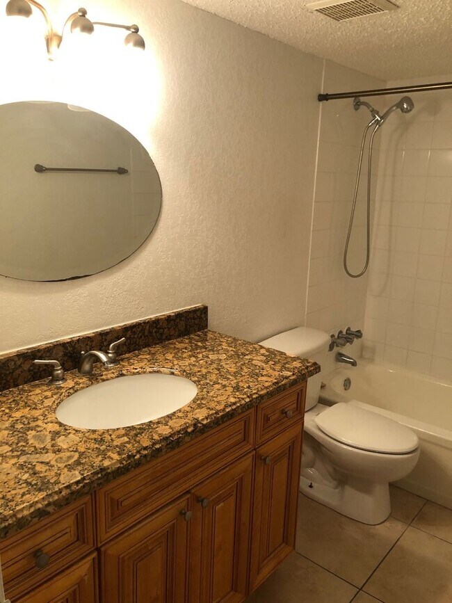 Building Photo - Privately owned 3 bedroom condo