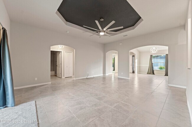 Building Photo - 565 Rembrandt St SE