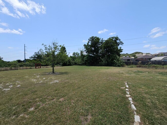 Building Photo - BRAND NEW FLOORING - AVAILABLE & MOVE-IN READY!