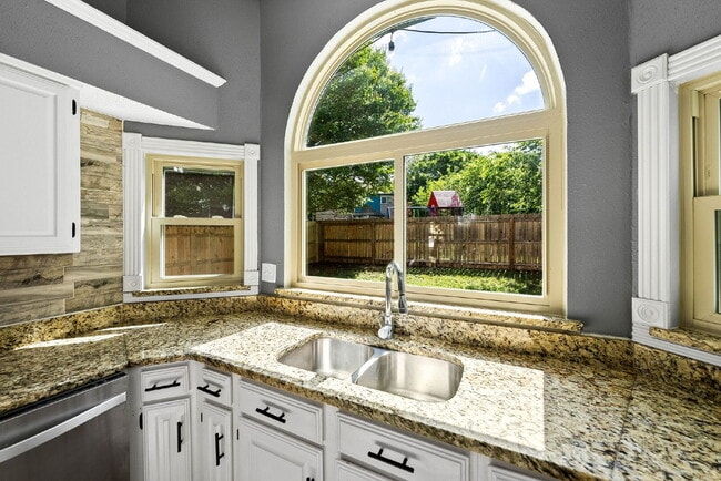 Building Photo - Spacious 4-Bedroom Rental in Autumn Ridge ...