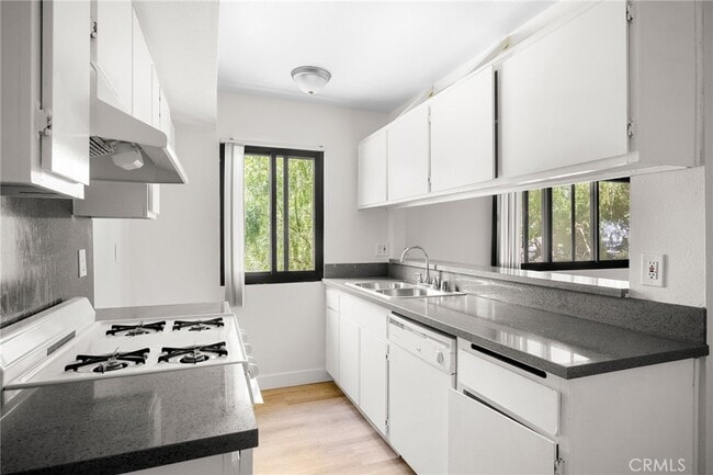 Building Photo - 16226 Vanowen St