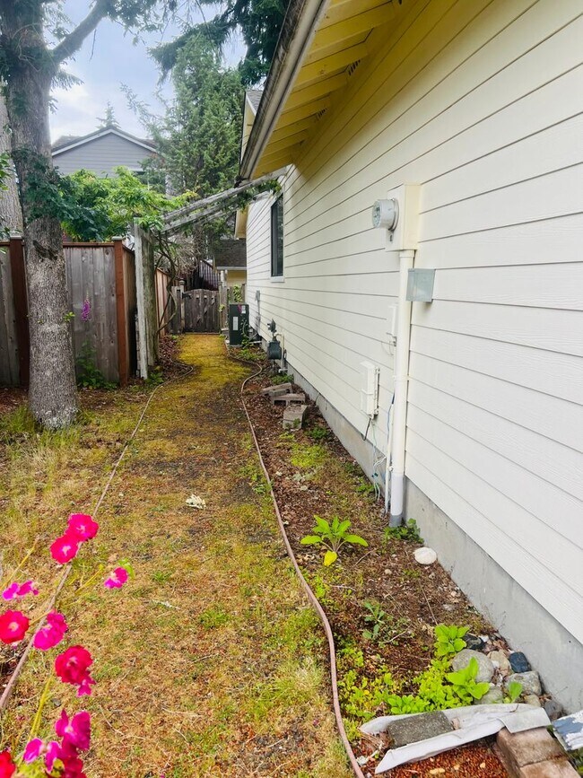 Building Photo - Charming Rambler 3-Bed/2-Bath Available Now!