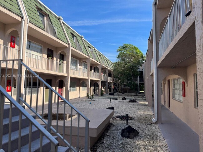 Building Photo - 1100 SE 4th Ave