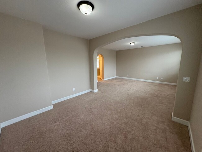 Building Photo - 3116 W Buena Vista Ave