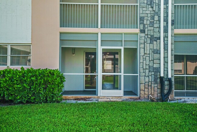 Building Photo - 18081 SE Country Club Dr