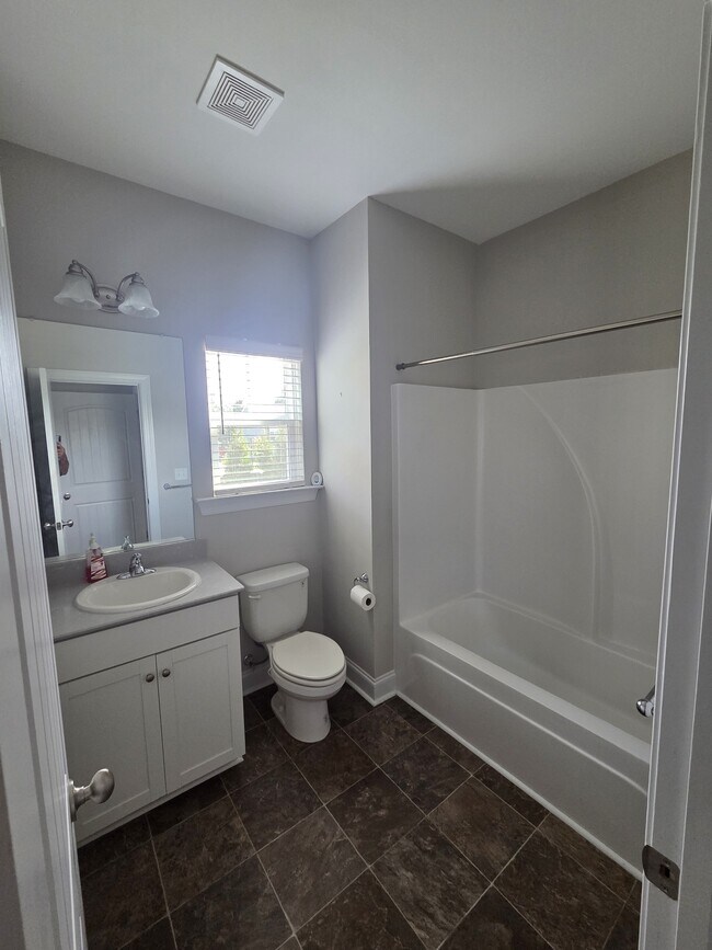 Building Photo - 2105 Thornbury Cove