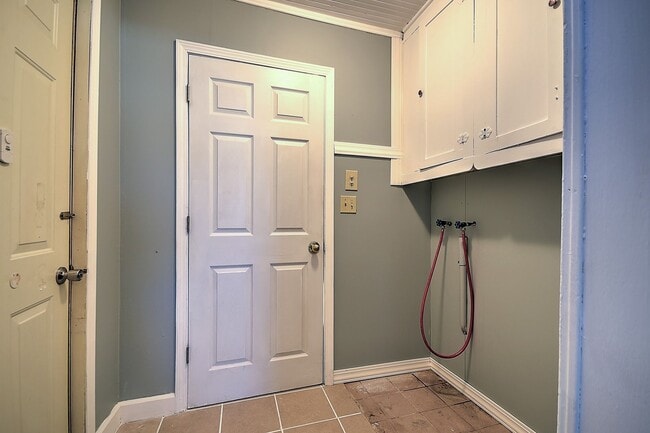 Building Photo - 1408 W College St