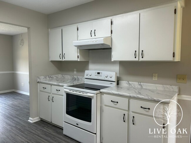 Building Photo - MOVE IN SPECIAL: $500 OFF 1ST MONTH'S RENT!**