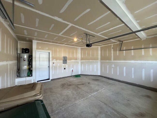 Building Photo - End-Unit Gem Near White Oak Crossing – Style, Space & Convenience!