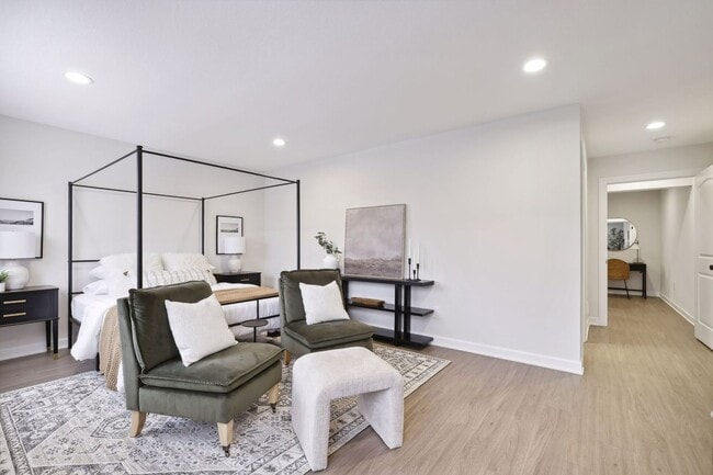 Building Photo - 3 Bedroom Townhome
