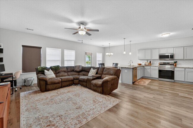 Building Photo - AVAILABLE MAY 2026  [PET FRIENDLY]