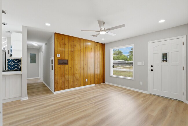 Building Photo - 2505 Lourdes Dr W