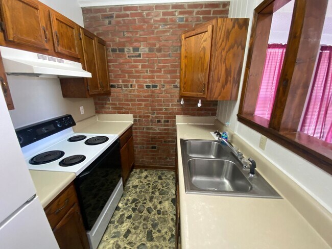 Building Photo - 1100 W Monroe Ave