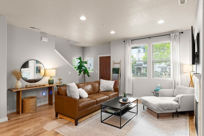 Building Photo - 3 bed/2.5 bath home in the Wonderful Ville...