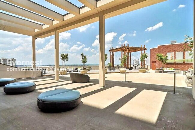 Building Photo - Modern 1-Bedroom Condo with City Views in Prime Nashville Location / Available Now!