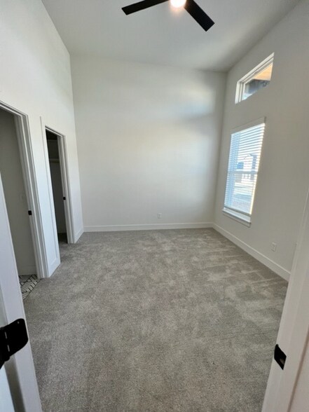Building Photo - 6207 SW Luna Ln