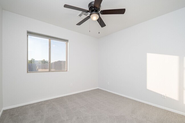 Building Photo - 4 bed, 2.5 bath, 2,251 sqft