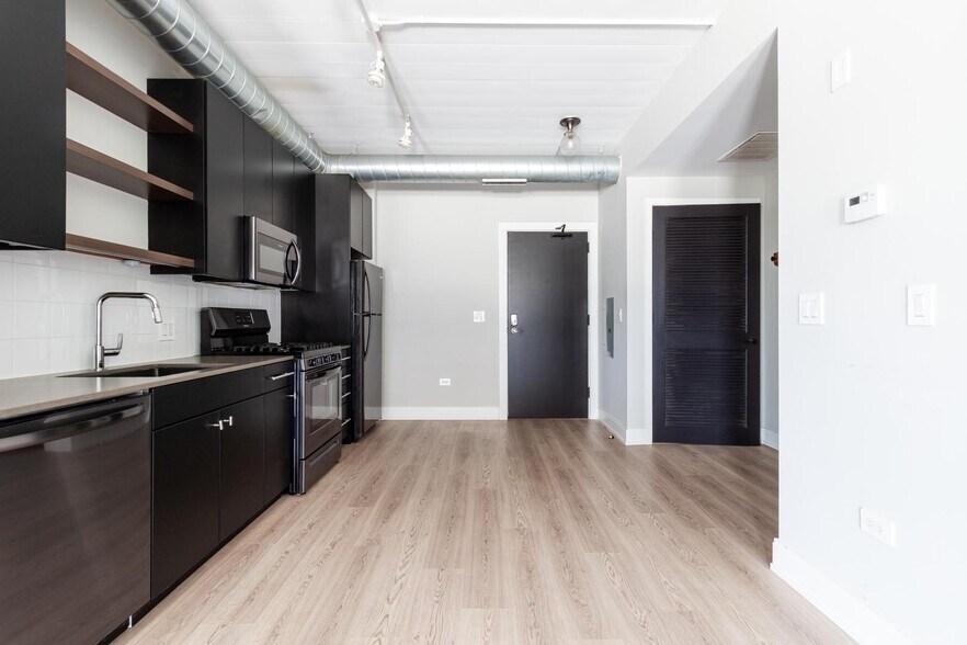 Building Photo - 941 W Belmont Ave