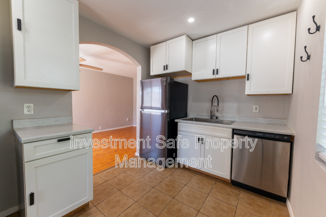 Building Photo - 821 39th St