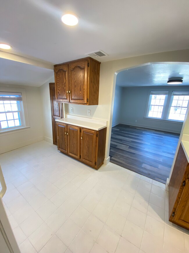 Building Photo - 2409 Omro Rd