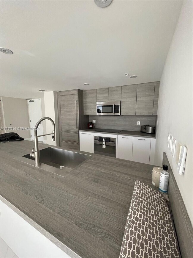 Building Photo - 400 Sunny Isles Blvd