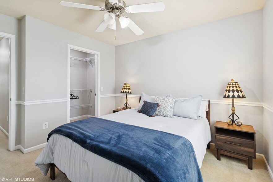 2nd room, queen bed, walk in closet - 284 SE Booth Ave