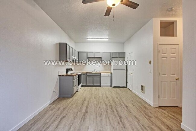 Building Photo - 1 Bed, 1 Bath Duplex Unit in Parkrose