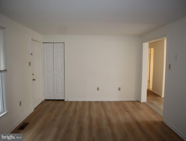 Building Photo - 1108 Middleneck Dr