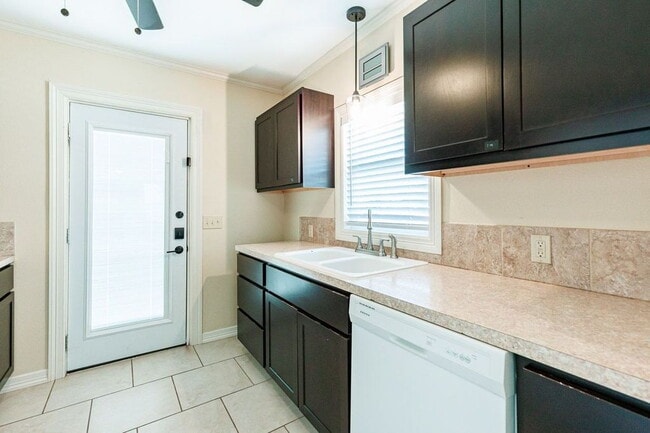 Building Photo - Cute 2 Bedroom Close to Texas Tech