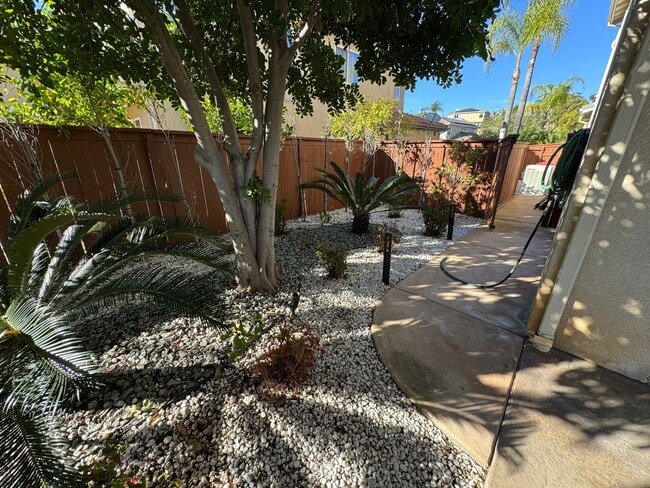 Building Photo - 5 Bedroom Luxury home