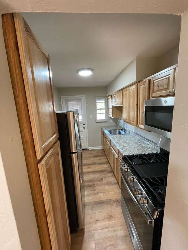 Building Photo - Spacious 1 Bedroom Apartment with Garage Space in the heart of Bellevue!