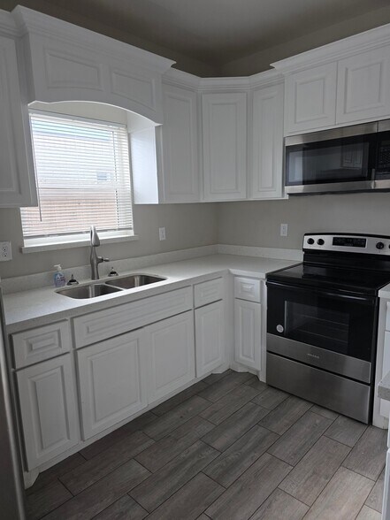 Building Photo - 1614 Playa Dr