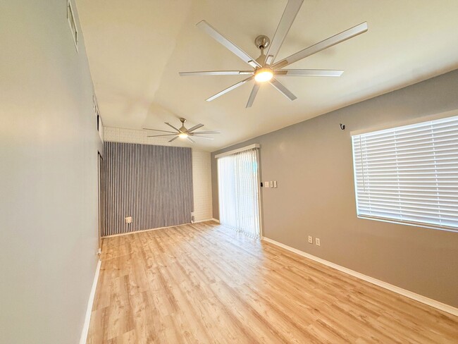 Building Photo - AVAILBLE NOW !! 2 Bedroom 2 Bathroom Apart...