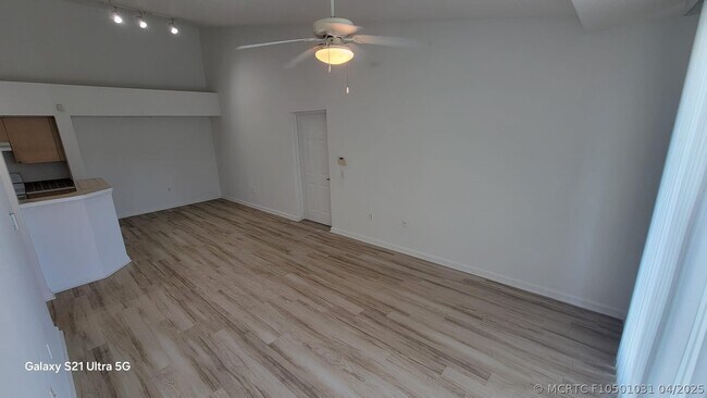Building Photo - 1220 Villa Cir