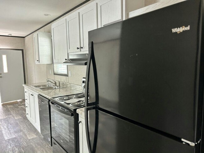 Building Photo - 38651 Tarr Dr