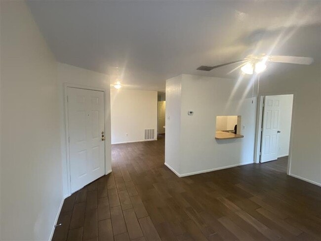 Building Photo - Cute 2/2 duplex with a garage