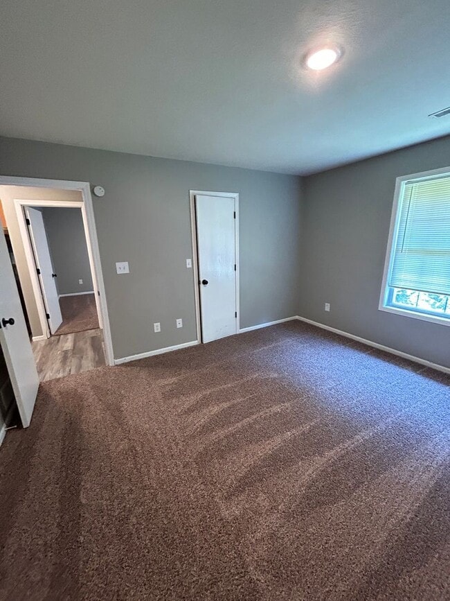 Building Photo - 2650 E Oakbrook Dr