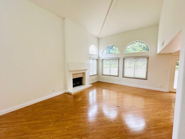 Building Photo - 6635 Soaring Dr