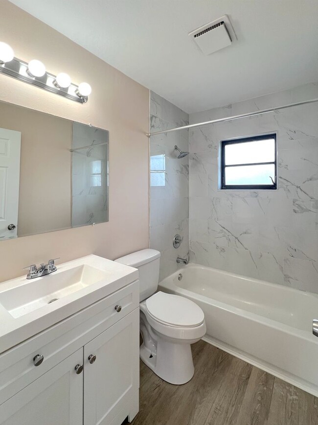 Building Photo - Charming 2 Bedroom, 1 Bath Duplex in Fort ...