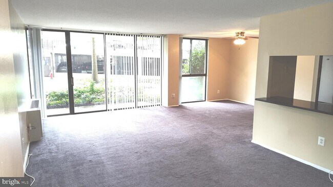 Building Photo - 6100 Westchester Park Dr