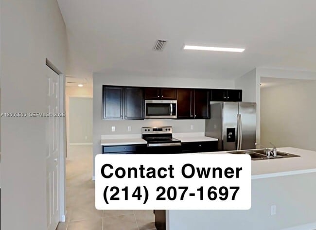 Building Photo - 2011 SW Del Rio Blvd