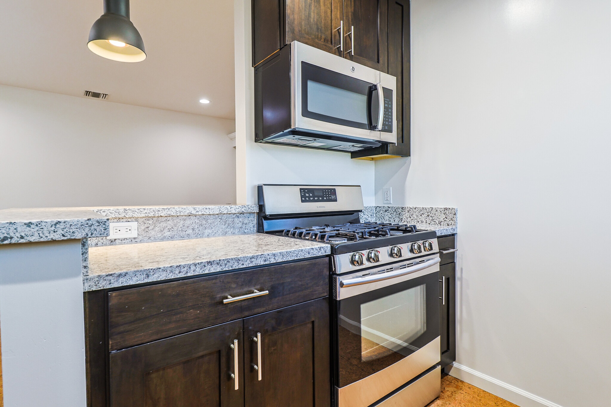 Building Photo - 256 W Tujunga Ave