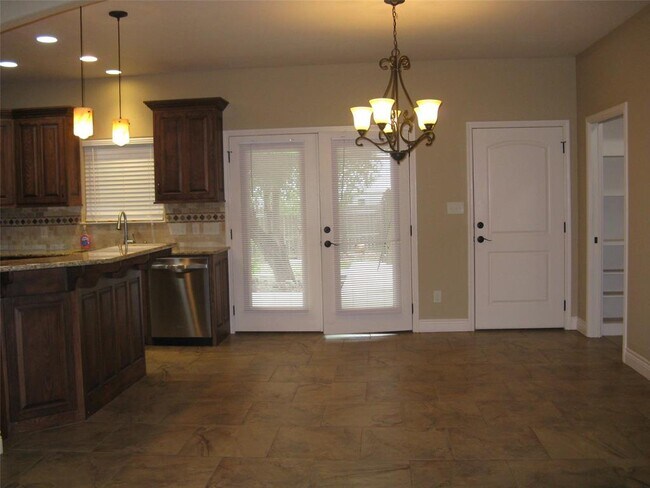 Building Photo - 806 Woodland Park Dr