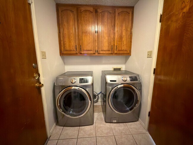 Building Photo - 520 Sumac Pl