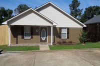 Building Photo - 3 Bed/3 Bath