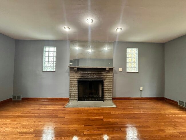 Building Photo - 1718 McNary Blvd