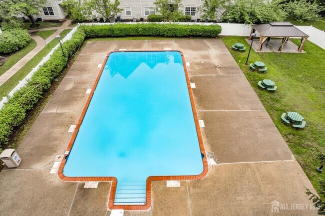 Building Photo - 21 Inverness Dr